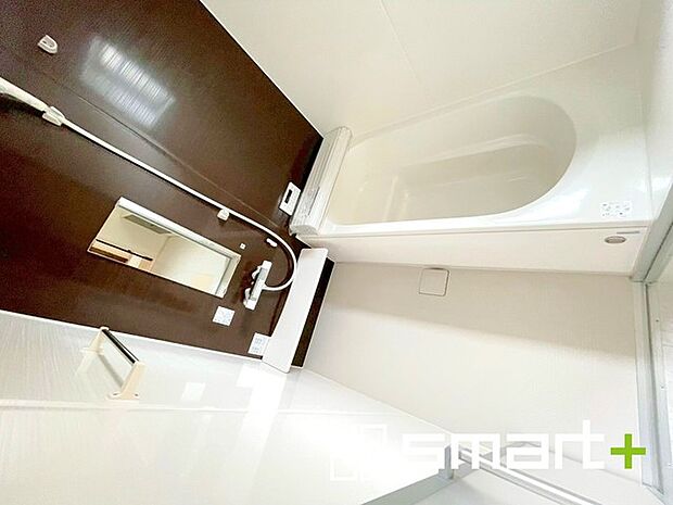 ~浴室乾燥機付きの浴室~ ・浴室には乾燥機が付いているので雨の日でも洗濯物を干すことが可能です。 ・水はけの良い床材など機能面も充実。マイクロバルなどオプションもご相談くださいませ。