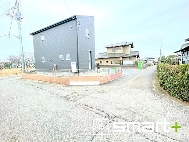 ~開放感ある角地のお住まい~ ・2方向が空く事で開放感のある角地に位置しております。 ・窮屈な感じが無く、ゆったりと暮らせるこの魅力をぜひ現地でご体感くださいませ。