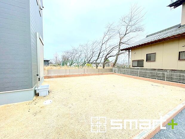 ~広々したお庭のある邸宅~ ・余裕の敷地には広いお庭もご用意。 ・ガーデニングや安らぎの空間として、倉庫を置いたりと様々な活用が可能です。 ・人工芝の敷設などもお気軽にご相談くださいませ。