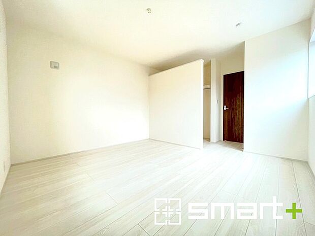 ~バルコニーに面した洋室~ ・バルコニー側の大きな窓から穏やかな陽が差し込む明るい洋室はウォークインクローゼット付。 ・ゆとりある広さでご夫婦やご兄弟でもゆったりお過ごしいただけます。