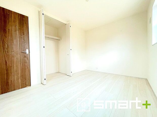 ~2面採光の明るいお部屋~ ・洋室は2面採光とする事で穏やかな陽の入る明るい空間となっております。 ・くつろぎのプライベート時間を明るい空間で穏やかにお過ごしいただけます。