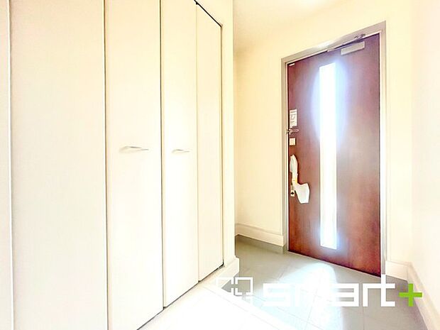 ~穏やかな陽が入る玄関~ ・玄関ドアにガラス部分を設ける事で穏やかな陽の入る玄関になります。 ・備え付けのシューズボックスはたっぷりしまえて玄関がスッキリ片付きますね。