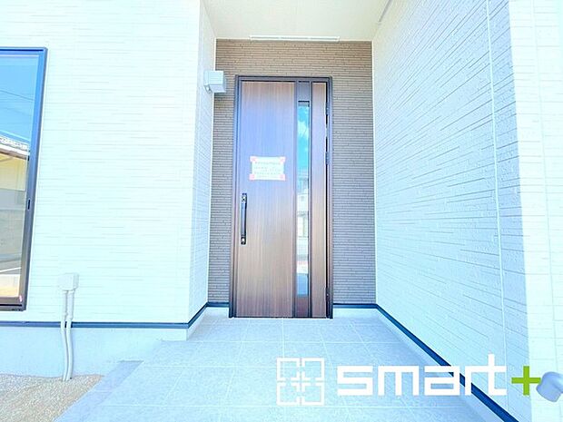 ~お住まいの顔「玄関」~ ・玄関ドアの上にはもちろん軒がございますので、雨の日でも濡れずに鍵の開閉が可能です。 ・鍵は防犯性に優れたディンプルキーを採用。