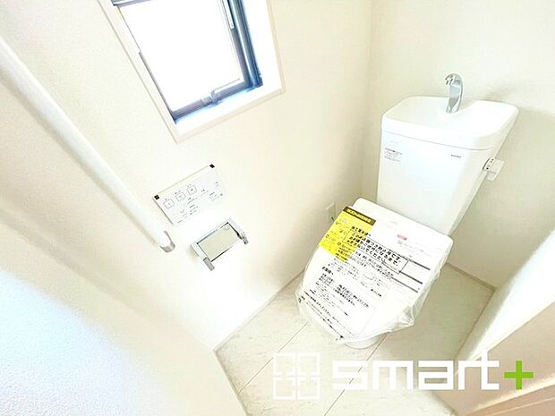 ~やはり便利なタンク式トイレ~ ・最近はタンクレストイレもございますが、タンク式の場合は停電時もお水を流すことが可能。 ・故障時なども比較的費用が安くなるなど、メリットが多くなります。