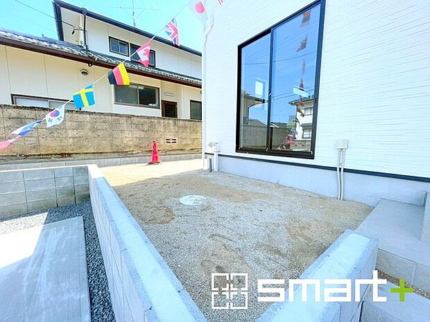 ~お庭もある余裕の敷地~ ・広々した敷地にはお庭もご用意。お庭があるだけで余裕を感じますね。 ・防草シートや人工芝の敷設などのオプションもお気軽にご相談くださいませ。