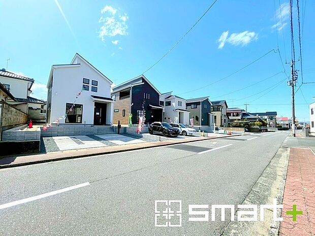 ~閑静な住宅街の立地~ ・周辺は閑静な住宅街となっておりますので、静かな暮らしをご実現いただけます。 ・前面道路の交通量も多くないので、小さなお子様がいるご家庭でもご安心ですね。