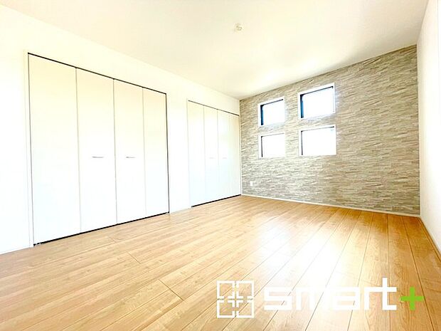 ~2面採光の明るいお部屋~ ・洋室は2面採光とする事で穏やかな陽の入る明るい空間となっております。 ・くつろぎのプライベート時間を明るい空間で穏やかにお過ごしいただけます。