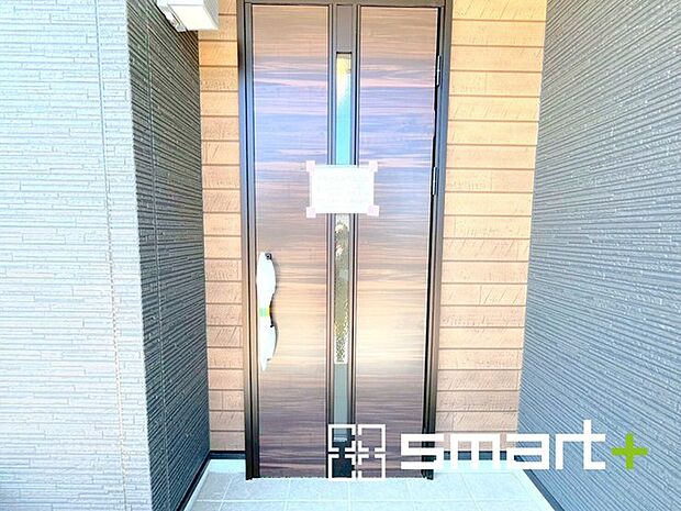 ~お住まいの顔「玄関」~ ・玄関ドアの上にはもちろん軒がございますので、雨の日でも濡れずに鍵の開閉が可能です。 ・鍵は防犯性に優れたディンプルキーを採用。