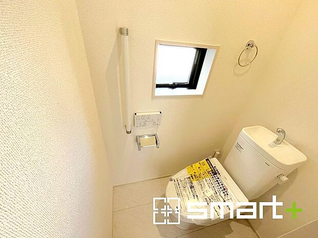 ~やはり便利なタンク式トイレ~ ・最近はタンクレストイレもございますが、タンク式の場合は停電時もお水を流すことが可能。 ・故障時なども比較的費用が安くなるなど、メリットが多くなります。