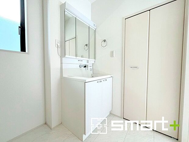 ~人気の三面鏡を採用~ ・洗面台は三面鏡仕様なので鏡の角度を変える事で頭の後ろの方までご確認可能です。 ・鏡の裏が収納になっておりますので、洗面台周りもスッキリと片付きます。