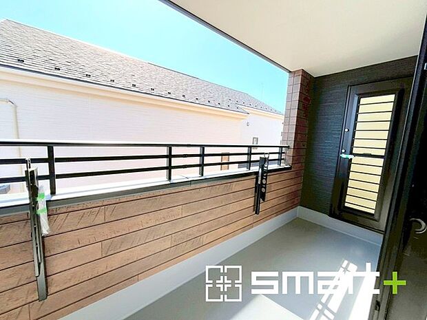 ~屋根付きのバルコニー~ ・バルコニーは屋根付きなので急な雨でも安心です。 ・奥行きもあるので洗濯物が干しやすいのも嬉しいポイントですね。