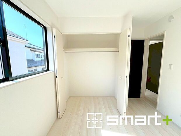 ~収納豊富な洋室~ ・各居室に備え付けの収納をご用意。タンスなどを置く場合と比べ出っ張らないので部屋の中を有効のご活用いただけます。 ・収納の広さなどぜひ現地でご確認くださいませ。