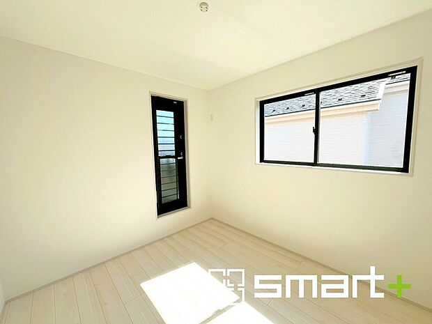 ~オプション施行もお任せください~ ・フローリングの変色など劣化を軽減し、水をこぼした場合などにも防いでくれるフロアコーテイングが人気となっております。 ・オプション施行もお任せください。