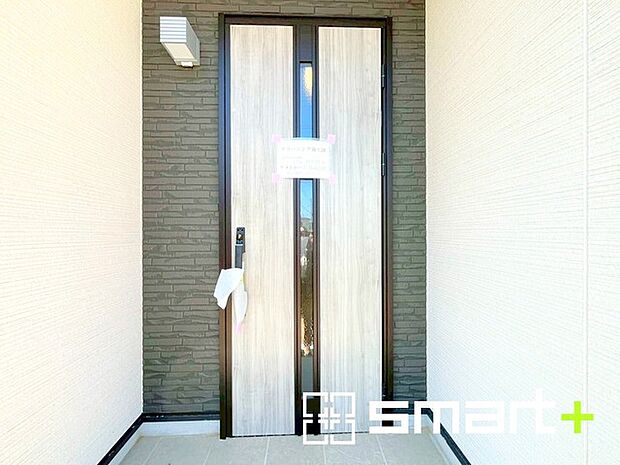 ~お住まいの顔「玄関」~ ・玄関ドアの上にはもちろん軒がございますので、雨の日でも濡れずに鍵の開閉が可能です。 ・鍵は防犯性に優れたディンプルキーを採用。