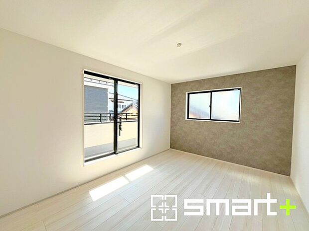 ~2面採光の明るいお部屋~ ・洋室は2面採光とする事で穏やかな陽の入る明るい空間となっております。 ・くつろぎのプライベート時間を明るい空間で穏やかにお過ごしいただけます。