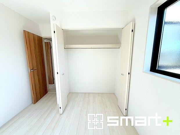 ~収納豊富な洋室~ ・各居室に備え付けの収納をご用意。タンスなどを置く場合と比べ出っ張らないので部屋の中を有効のご活用いただけます。 ・収納の広さなどぜひ現地でご確認くださいませ。