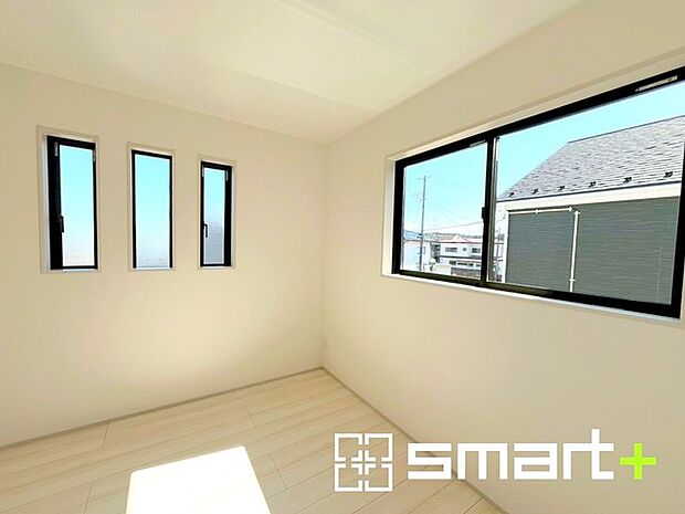 ~オプション施行もお任せください~ ・フローリングの変色など劣化を軽減し、水をこぼした場合などにも防いでくれるフロアコーテイングが人気となっております。 ・オプション施行もお任せください。