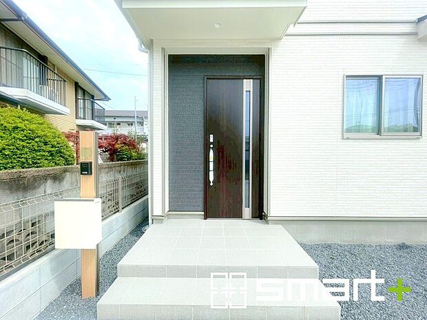 ～お住まいの顔「玄関」～ ・玄関ドアの上にはもちろん軒がございますので、雨の日でも濡れずに鍵の開閉が可能です。 ・鍵は防犯性に優れたディンプルキーを採用。 