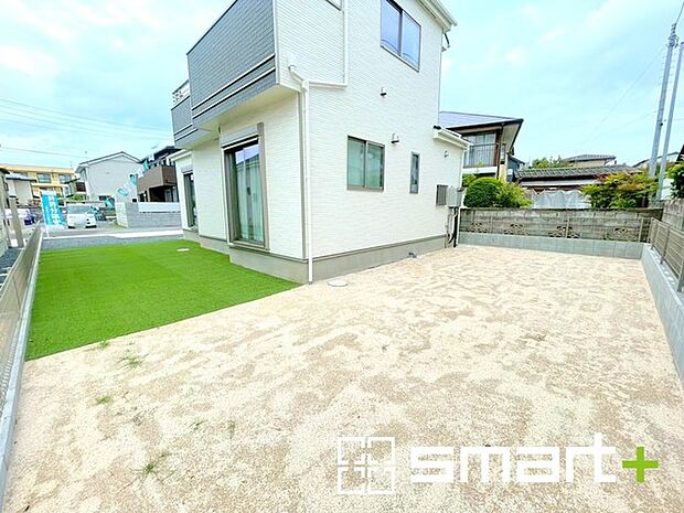 ～広々したお庭のある邸宅～ ・余裕の敷地には広いお庭もご用意。 ・ガーデニングや安らぎの空間として、倉庫を置いたりと様々な活用が可能です。 ・人工芝の敷設などもお気軽にご相談くださいませ。 