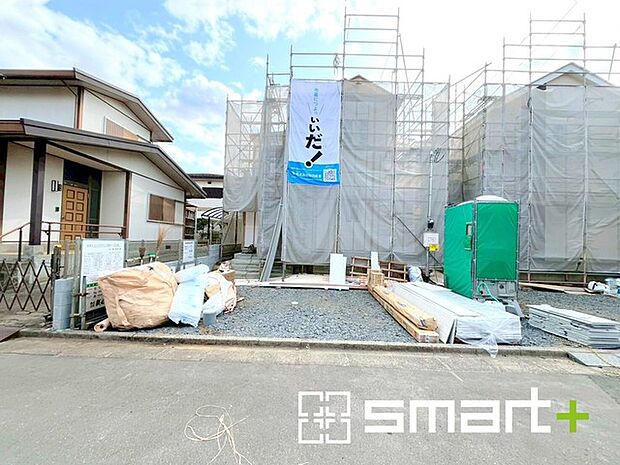 ~ゆとりあるカースペース2台分~ ・セカンドカーや来客時にも困らないカースペース2台分は並列駐車可能でお車の出し入れもラクラク。 ・カーポートなどのオプションもお気軽にご相談くださいませ。