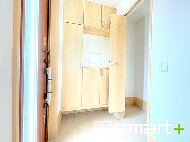~シューズインクロークのある玄関~ ・玄関横にシューズインクロークをご用意。 ・追加の靴置きとしてはもちろん、スキー・ゴルフなど趣味の用具の置場としてもご利用いただけます。