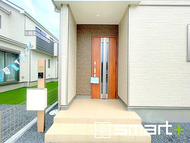~お住まいの顔「玄関」~ ・玄関ドアの上にはもちろん軒がございますので、雨の日でも濡れずに鍵の開閉が可能です。 ・鍵は防犯性に優れたディンプルキーを採用。