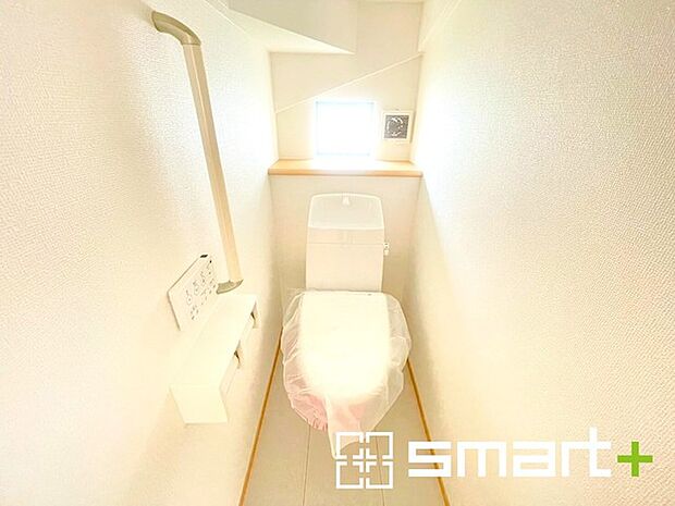 ~やはり便利なタンク式トイレ~ ・最近はタンクレストイレもございますが、タンク式の場合は停電時もお水を流すことが可能。 ・故障時なども比較的費用が安くなるなど、メリットが多くなります。