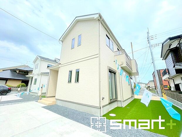 ~ベタ基礎でしっかりとした土台~ ・コンクリートの中に鉄筋を配し強度を高めた「ベタ基礎」を採用。 ・しっかりとした土台を造ったうえで、その上に建物が築造されていきます。