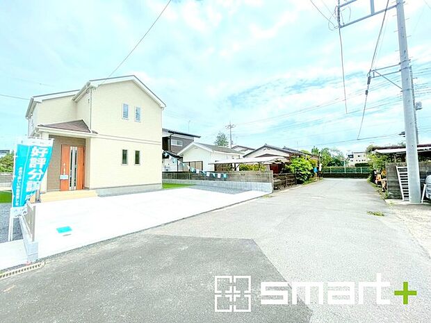 ~閑静な住宅街の立地~ ・周辺は閑静な住宅街となっておりますので、静かな暮らしをご実現いただけます。 ・前面道路の交通量も多くないので、小さなお子様がいるご家庭でもご安心ですね。