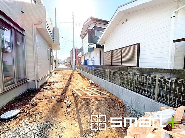 ~お庭もある余裕の敷地~ ・広々した敷地にはお庭もご用意。お庭があるだけで余裕を感じますね。 ・防草シートや人工芝の敷設などのオプションもお気軽にご相談くださいませ。