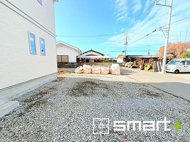 ~ゆとりあるカースペース2台分~ ・セカンドカーや来客時にも困らないカースペース2台分は並列駐車可能でお車の出し入れもラクラク。 ・カーポートなどのオプションもお気軽にご相談くださいませ。