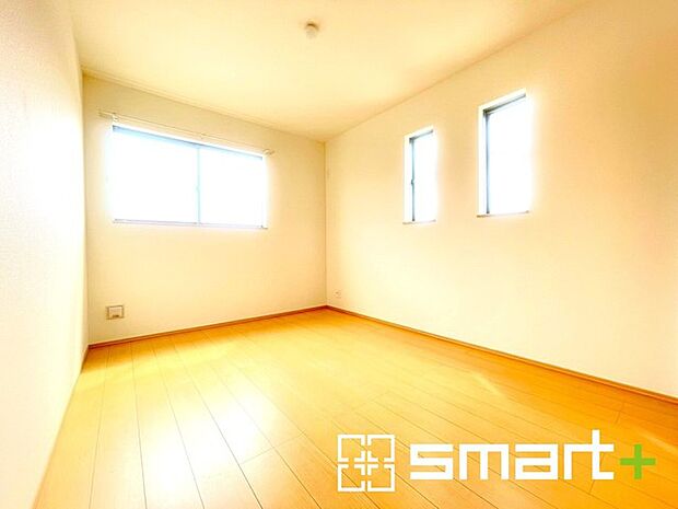 ~2面採光の明るいお部屋~ ・洋室は2面採光とする事で穏やかな陽の入る明るい空間となっております。 ・くつろぎのプライベート時間を明るい空間で穏やかにお過ごしいただけます。