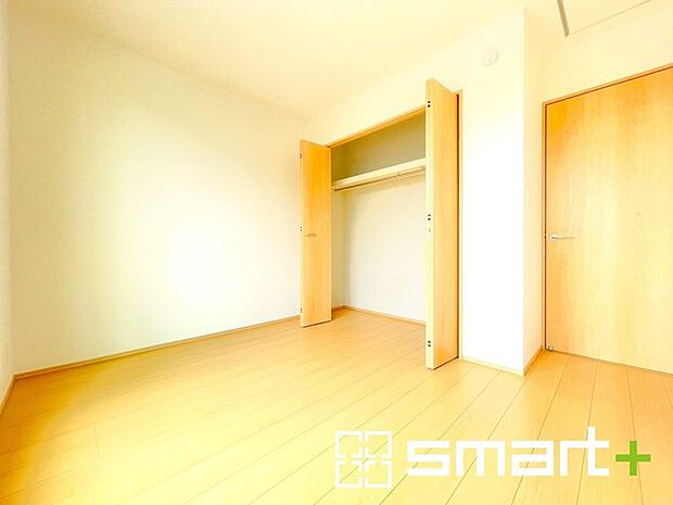 ~収納豊富な洋室~ ・各居室に備え付けの収納をご用意。タンスなどを置く場合と比べ出っ張らないので部屋の中を有効のご活用いただけます。 ・収納の広さなどぜひ現地でご確認くださいませ。