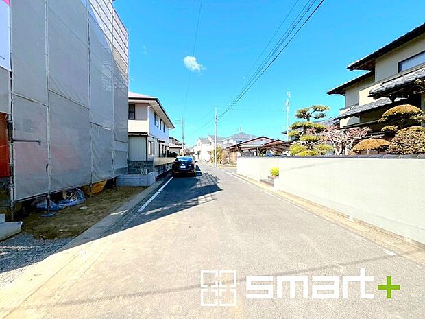 ～十分な広さのある前面道路～ ・前面道路は約6ｍございますので、お車でのすれ違いも楽々で余計なストレスがかかりません。 ・日々お車での移動が多い方には大切なポイントですね。 