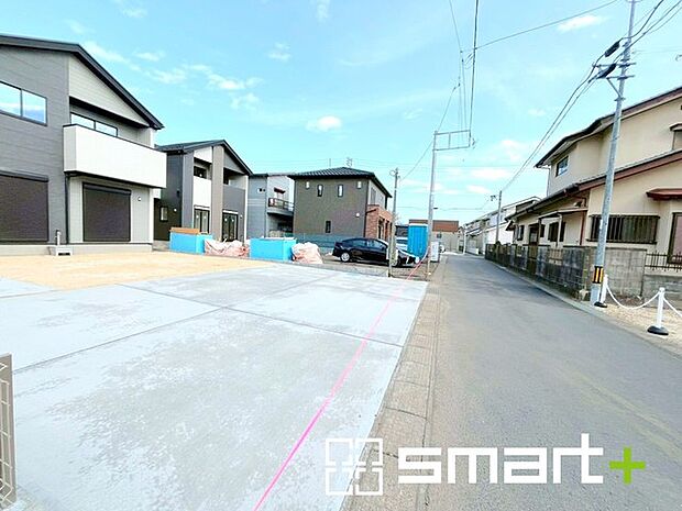 ~閑静な住宅街の立地~ ・周辺は閑静な住宅街となっておりますので、静かな暮らしをご実現いただけます。 ・前面道路の交通量も多くないので、小さなお子様がいるご家庭でもご安心ですね。