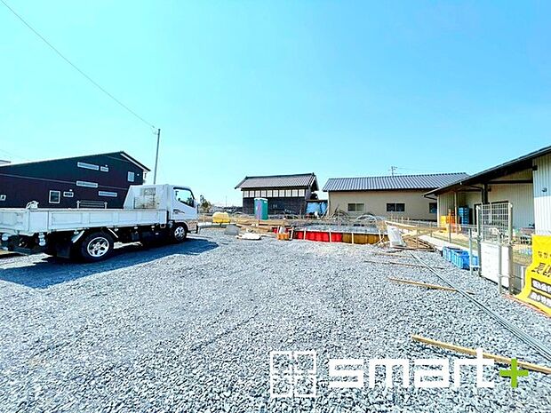 ～ベタ基礎でしっかりとした土台～ ・コンクリートの中に鉄筋を配し強度を高めた「ベタ基礎」を採用。 ・しっかりとした土台を造ったうえで、その上に建物が築造されていきます。 