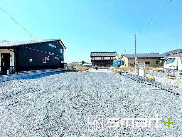 ~ベタ基礎でしっかりとした土台~ ・コンクリートの中に鉄筋を配し強度を高めた「ベタ基礎」を採用。 ・しっかりとした土台を造ったうえで、その上に建物が築造されていきます。