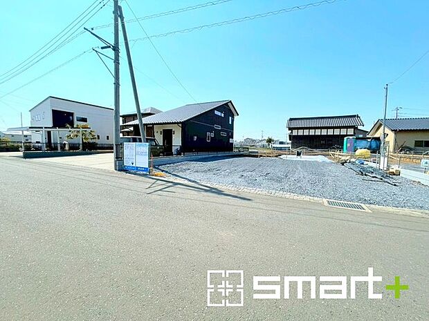 ～閑静な住宅街の立地～ ・周辺は閑静な住宅街となっておりますので、静かな暮らしをご実現いただけます。 ・前面道路の交通量も多くないので、小さなお子様がいるご家庭でもご安心ですね。 