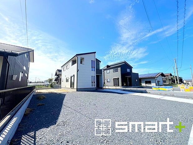 ~ゆとりあるカースペース~ ・セカンドカーや来客時にも困らないカースペース3台分。物置や駐輪スペースなどにも利用できますね。 ・カーポートなどのオプションもお気軽にご相談くださいませ。