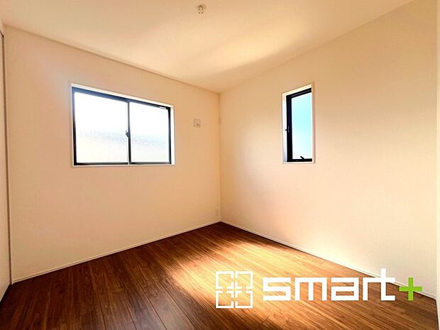~2面採光の明るいお部屋~ ・洋室は2面採光とする事で穏やかな陽の入る明るい空間となっております。 ・くつろぎのプライベート時間を明るい空間で穏やかにお過ごしいただけます。