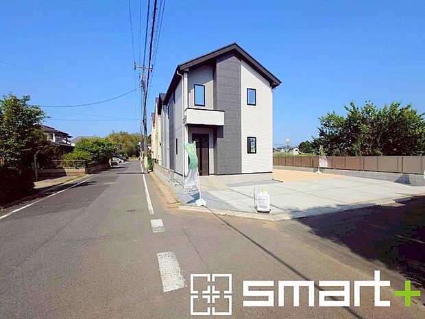 ~開放感ある角地のお住まい~ ・2方向が空く事で開放感のある角地に位置しております。 ・窮屈な感じが無く、ゆったりと暮らせるこの魅力をぜひ現地でご体感くださいませ。
