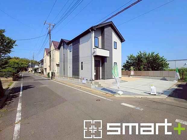 ~十分な広さのある前面道路~ ・前面道路は約6mございますので、お車でのすれ違いも楽々で余計なストレスがかかりません。 ・日々お車での移動が多い方には大切なポイントですね。