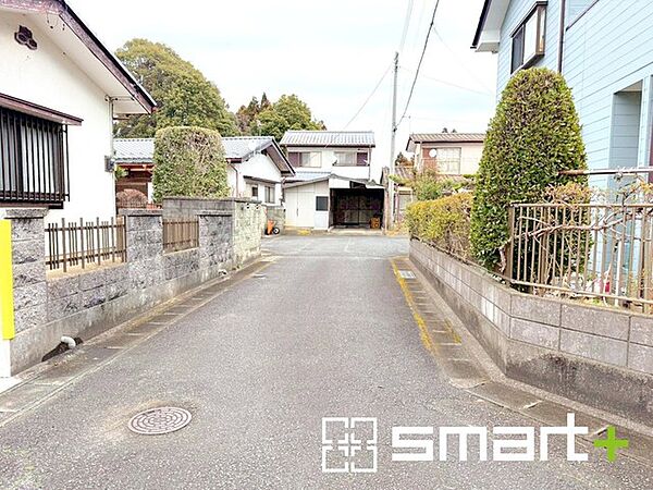 ～十分な広さのある前面道路～ ・前面道路は約4ｍございますので、お車でのすれ違いも可能で余計なストレスがかかりません。 ・日々お車での移動が多い方には大切なポイントですね。