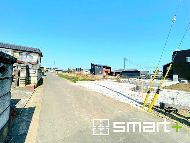 ~閑静な住宅街の立地~ ・周辺は閑静な住宅街となっておりますので、静かな暮らしをご実現いただけます。 ・前面道路の交通量も多くないので、小さなお子様がいるご家庭でもご安心ですね。