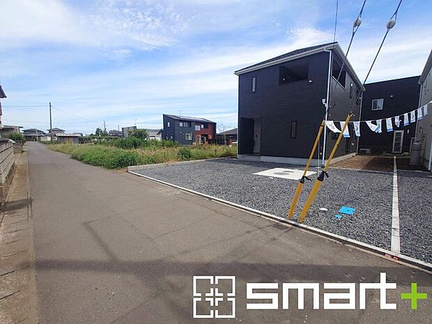 ~閑静な住宅街の立地~ ・周辺は閑静な住宅街となっておりますので、静かな暮らしをご実現いただけます。 ・前面道路の交通量も多くないので、小さなお子様がいるご家庭でもご安心ですね。