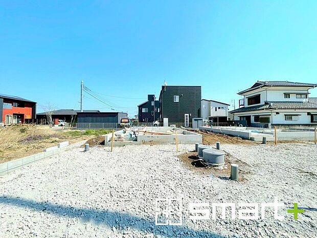 ~ベタ基礎でしっかりとした土台~ ・コンクリートの中に鉄筋を配し強度を高めた「ベタ基礎」を採用。 ・しっかりとした土台を造ったうえで、その上に建物が築造されていきます。