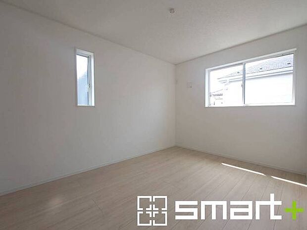 ~2面採光の明るいお部屋~ ・洋室は2面採光とする事で穏やかな陽の入る明るい空間となっております。 ・くつろぎのプライベート時間を明るい空間で穏やかにお過ごしいただけます。