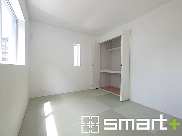 ~使い勝手の良い「和洋室」~ ・畳敷きに建具は洋風、というハイブリッド型の「和洋室」。和室と洋室の良い所を組み合わせたお部屋です。 ・やはり畳の香りは心が落ち着きますね。