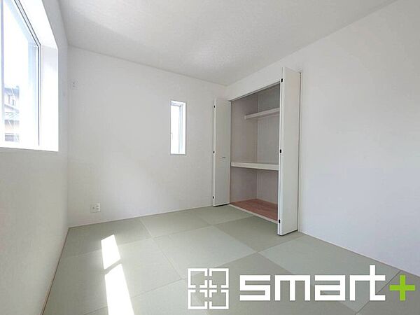 ～使い勝手の良い「和洋室」～ ・畳敷きに建具は洋風、というハイブリッド型の「和洋室」。和室と洋室の良い所を組み合わせたお部屋です。 ・やはり畳の香りは心が落ち着きますね。