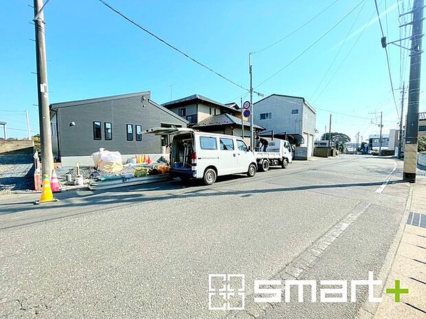 ~閑静な住宅街の立地~ ・周辺は閑静な住宅街となっておりますので、静かな暮らしをご実現いただけます。 ・前面道路の交通量も多くないので、小さなお子様がいるご家庭でもご安心ですね。